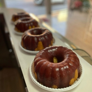 Bolo de fubá com cobertura de goiabada