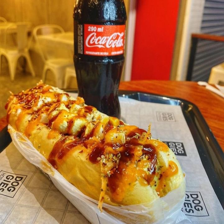 Pão de 25cm, 2 salsichas, milho, 4 molhos, queijo ralado, queijo mussarela, cheddar, batata palha.