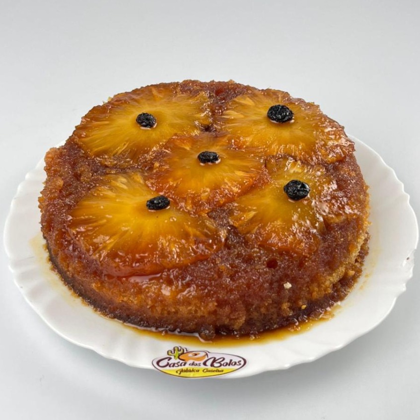 SERVE EM MEDIA 4 A 5 PESSOAS. MASSA BRANCA COM RODELAS DE ABACAXI POR CIMA, SUPER MOLHADINHA. AS PASSAS SOMENTE PARA DECORAR