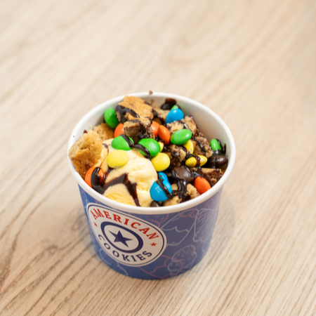 American Flurry - M&M's é uma deliciosa combinação de sorvete de creme, pedaços de cookie ao leite e calda de chocolate finalizado com confeitos de M&M's.