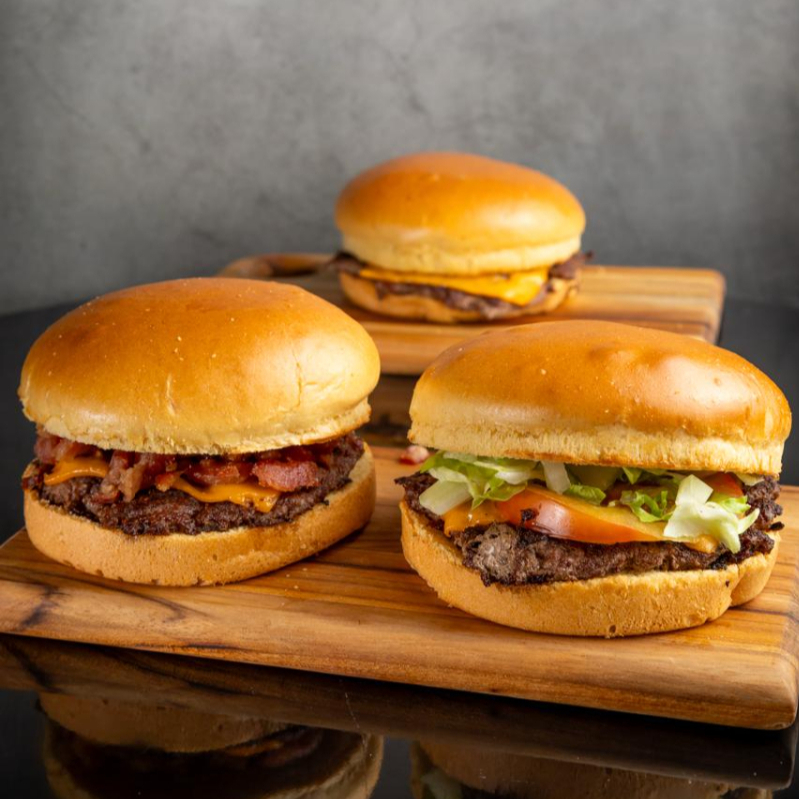 1 - Smash Salada: Carne de 90g, queijo cheddar, alface fresca, tomate, molho especial servido em pão de brioche 2 - Smash Bacon: Carne de 90g com bacon em cubos, queijo derretido, molho especial servido em pão de brioche 3 - Smash Tradicional: Carne de 90g, queijo derretido, molho especial servido em pão de brioche