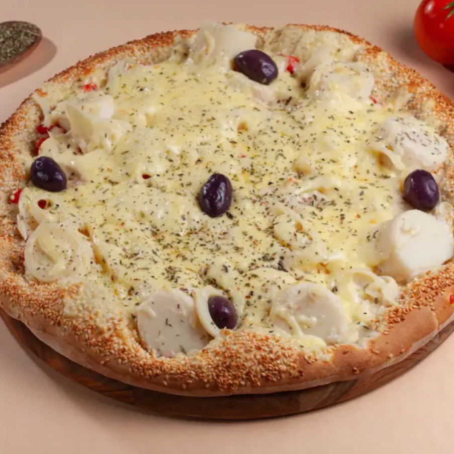 Pizza clássica com molho de tomate mussarela presunto ovo evilha milho e palmito