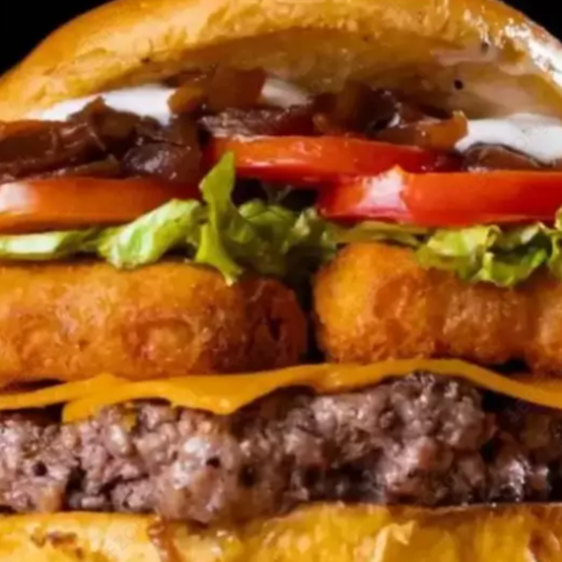 Pão bola, deliciosa carne artesanal tostada na chapa, 1x porção de Nuggets assado a 190 graus , queijo cheddar derretido em cima da carne, alface fresquinho do Dia , tomate salada, cebola caramelizada ao shoyo, e por fim 1x camada de maionese cremosa artesanal.