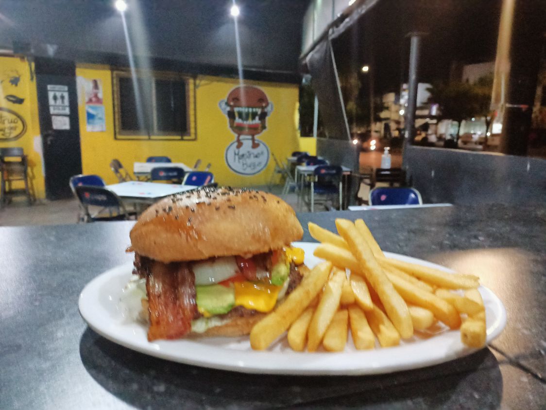 Especial Burger (150G) Con Papas.
