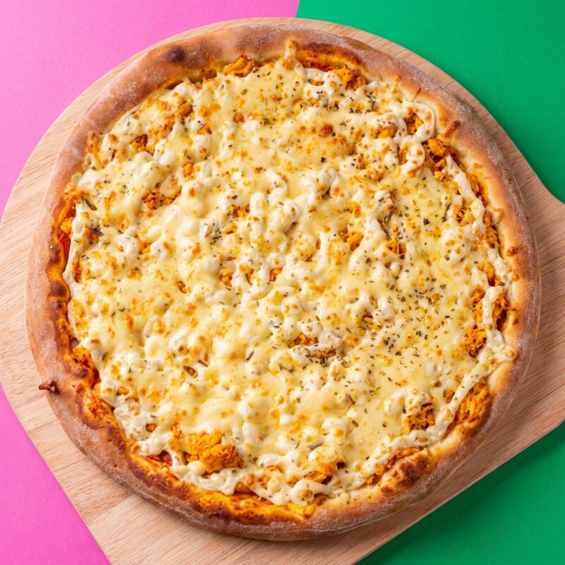 Pizza Frango com Catupiry 40cm Massa artesanal, mussarela de alto padrão, frango desfiado com tempero da casa, Catupiry e orégano Serve até 4 pessoas (8 a 10 fatias) Vai com padrão borda gourmet