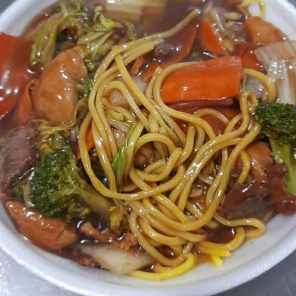 macarrao frito com carne e frango com brocolis cenoura acelga e couve flor