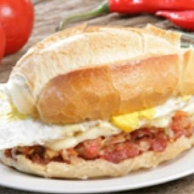 PÃO FRANCÊS, LINGUIÇA, QUEIJO E OVO