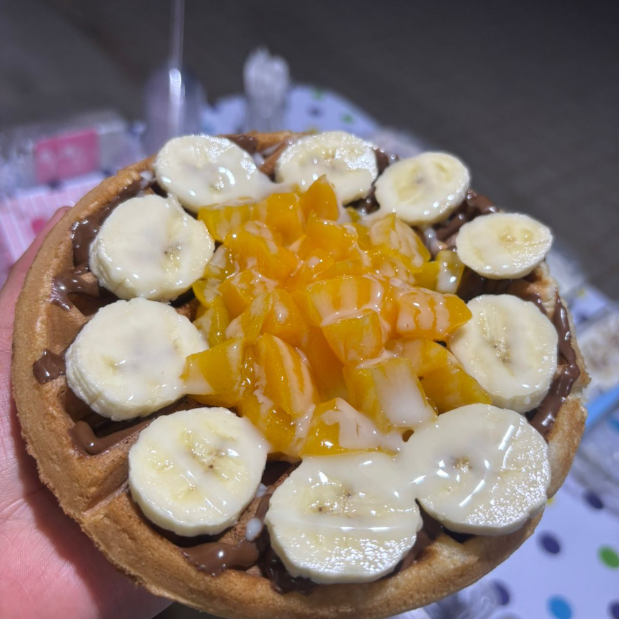 WAFLE CON NUTELA PLATANO DURAZNO Y LECHERA