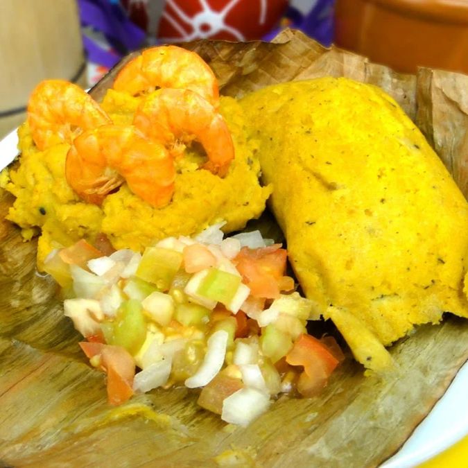 Sem camarão Abará tradicional com vatapá, caruru e salada.