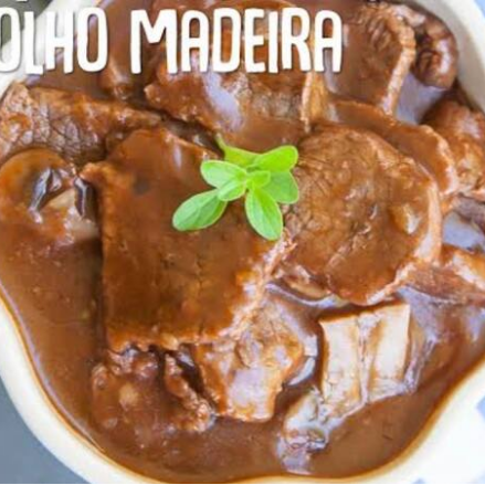 Um delicioso escalope de alcatra com molho madeira, arroz a piamontese e batata portuguesa ou batata frita.