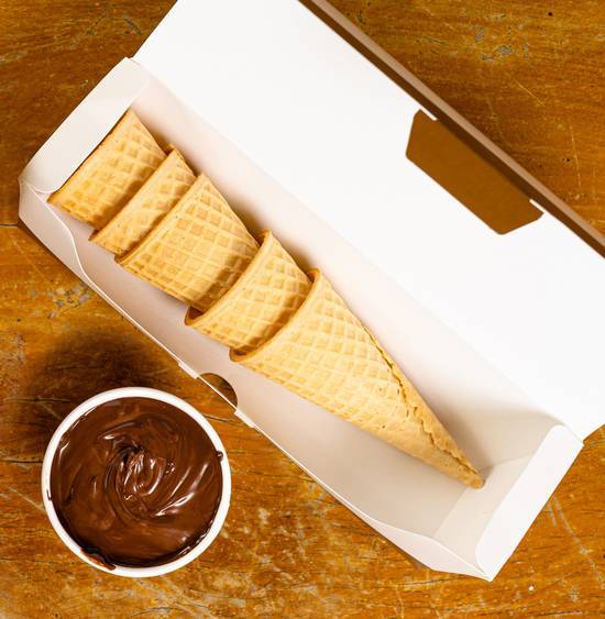 Faça em casa casquinhas recheadas! Pacote de casquinha (10 unidades) + potinho de 90g de creme Bella (creme de avelã com chocolates)