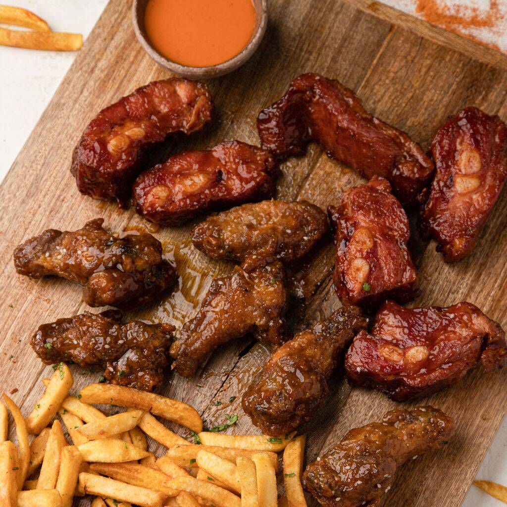 6 Alitas + 6 Costillas + Papas + Dip de Queso