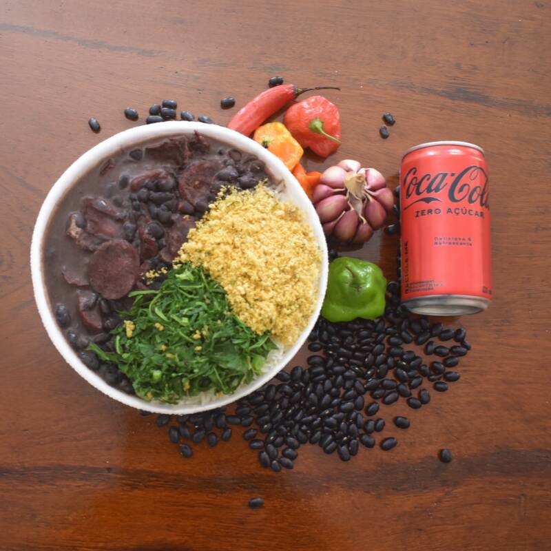 Nossa feijoada tradicional feita com carnes selecionadas e tempero caseiro. Acompanha arroz branco soltinho, couve refogada, farofa da casa e torresmo super crocante e sequinho. (Aprox. 700g)