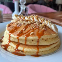 Hot Cakes Nuez con Cajeta