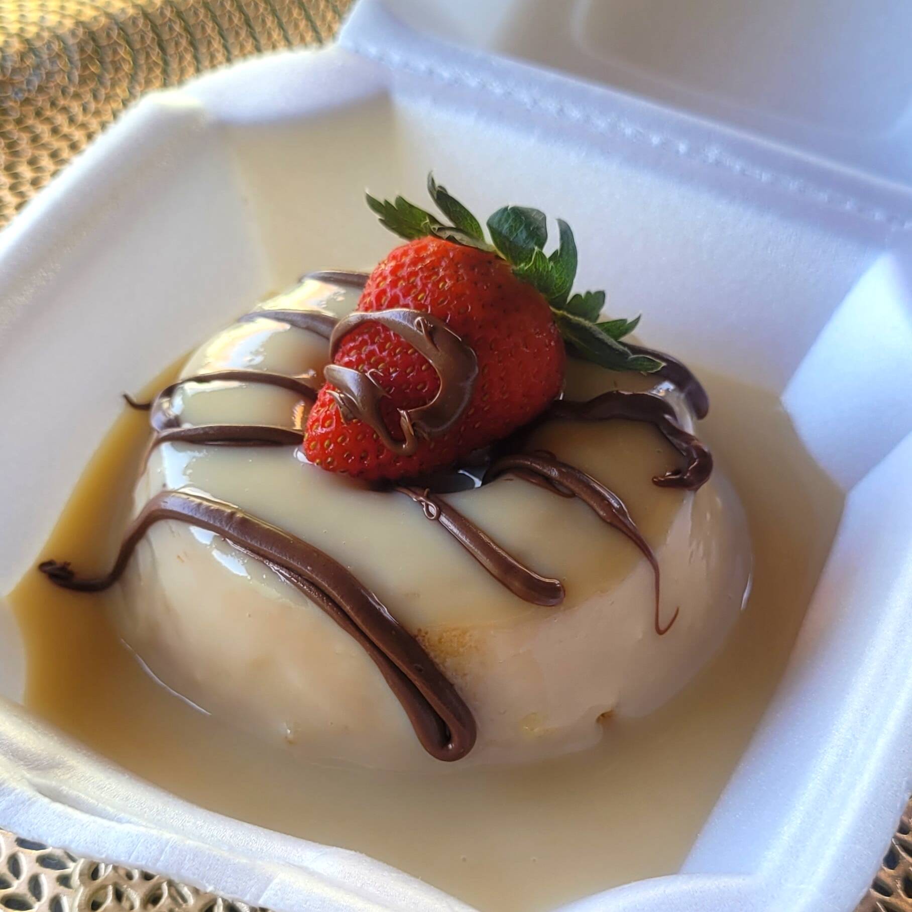 Bolo fofinho de chocolate com cobertura de brigadeiro cremoso de ninho e Nutella. Aproximadamente 250g.