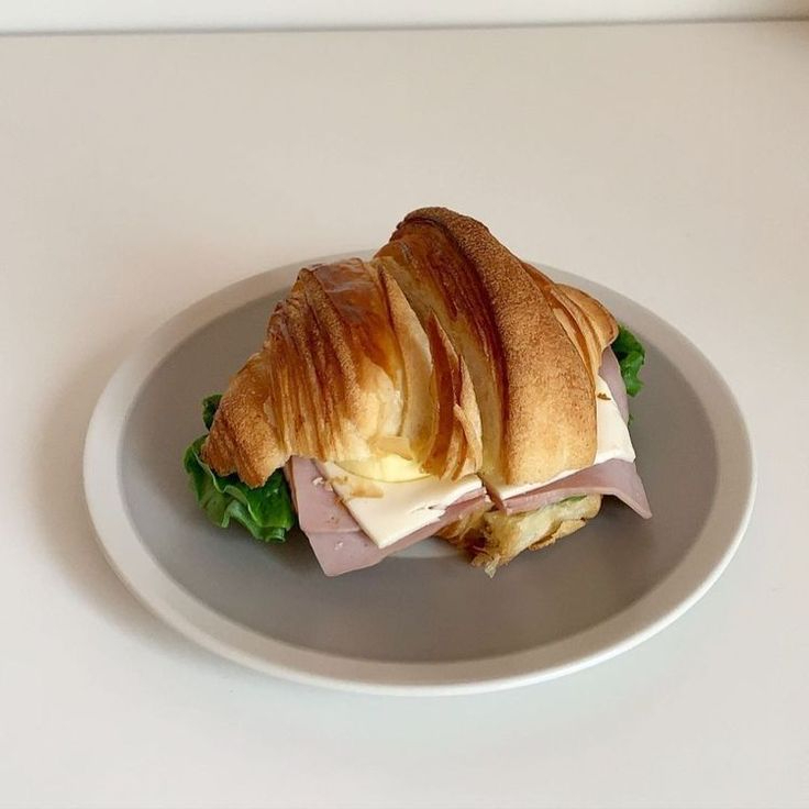 Croissant de Jamon y Queso