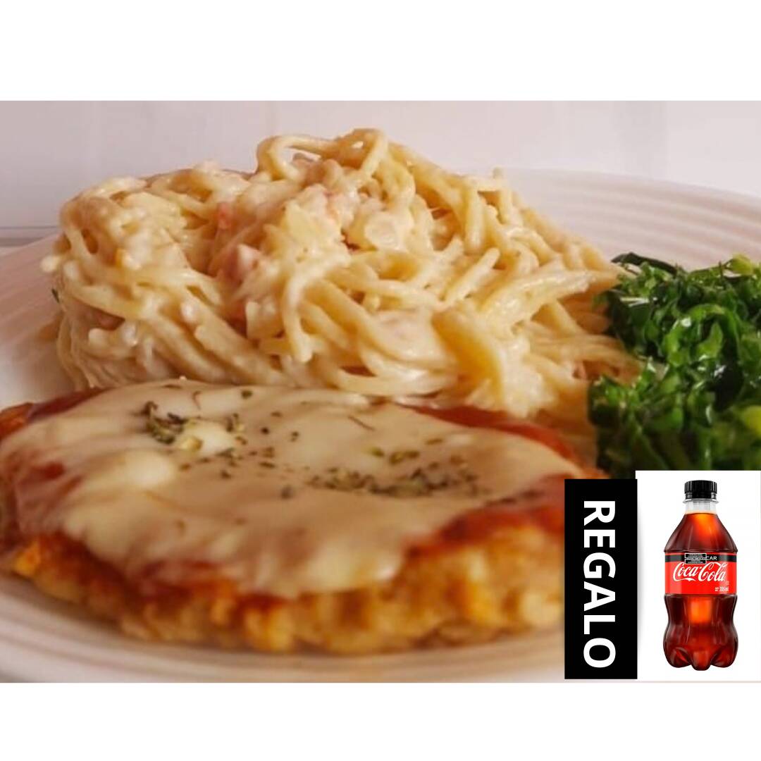 Espaguetis con salsa blanca y pollo a la parmesana