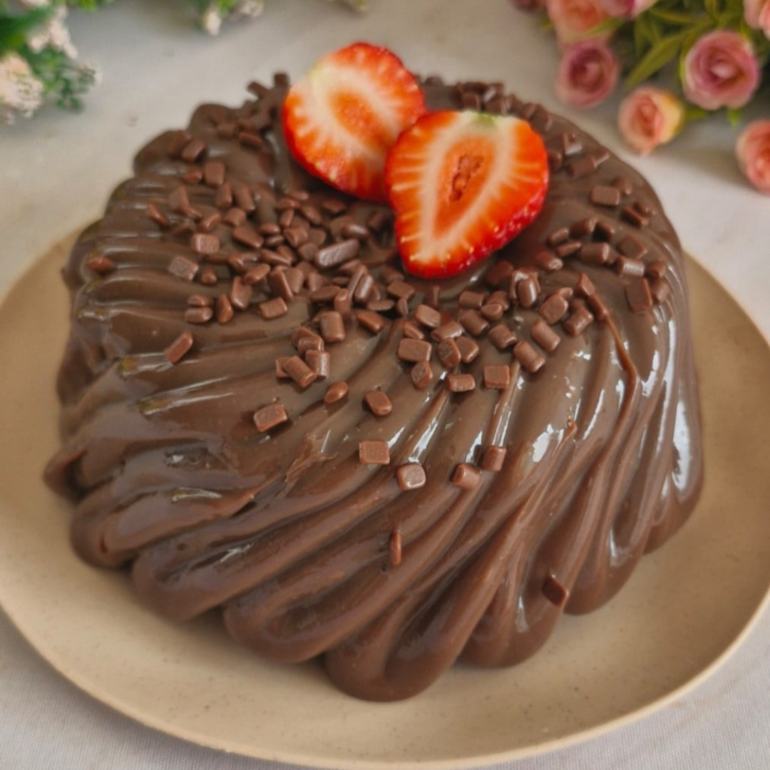 Massa de chocolate fofinha com cobertura e vulcão de brigadeiro cremoso de chocolate. Aprox.500gr. Serve 4 pessoas.