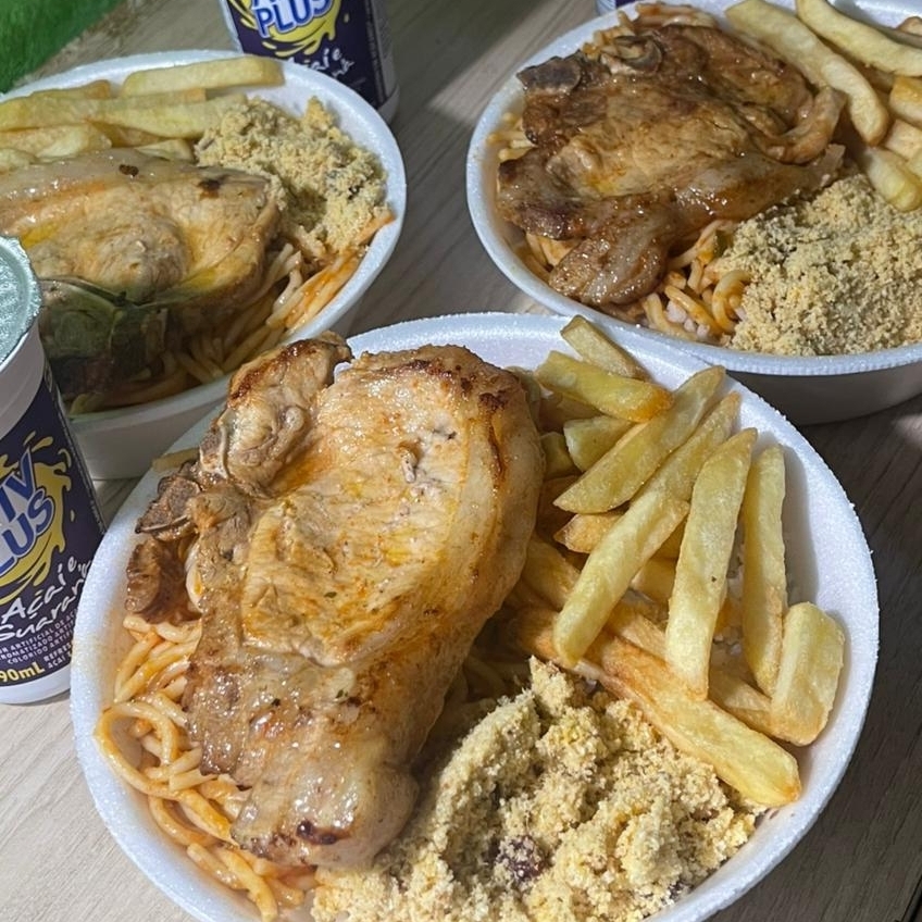 3 marmitas acompanhada de arroz, feijão, macarrão e farofa.