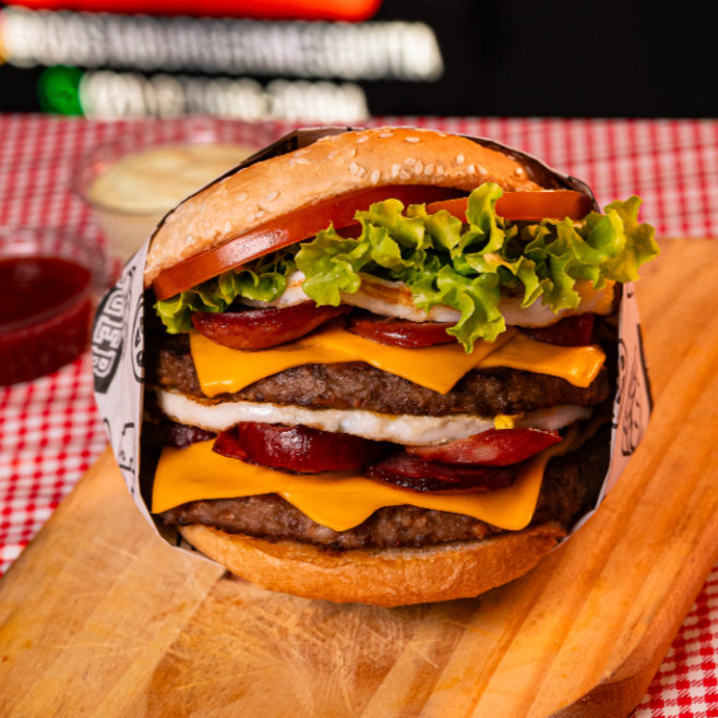 PÃO, 2-PICANHA 120G(CADA), 2-OVOS, 4-FATIAS DE CHEDDAR, CALABRESA, ALFACE, TOMATE E MAIONESE DE BACON.