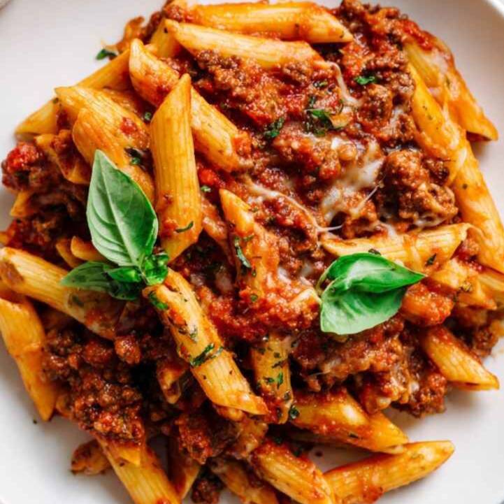 Penne cozido ao dente, salteado ao alho frito, molho vermelho
caseiro e queijo ralado.