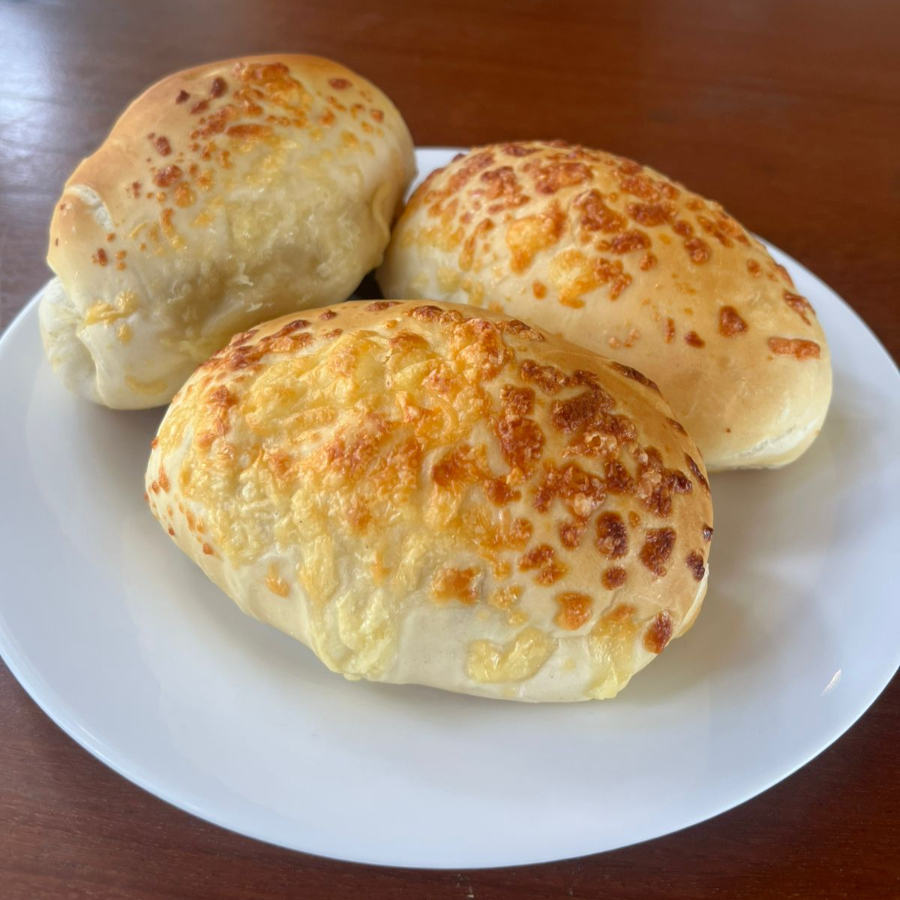 Pão de sal crocante recheado com queijo Canastra derretido. Sabor mineiro em cada mordida.