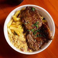 Tradicional e suculento – vem com arroz, feijão, fritas