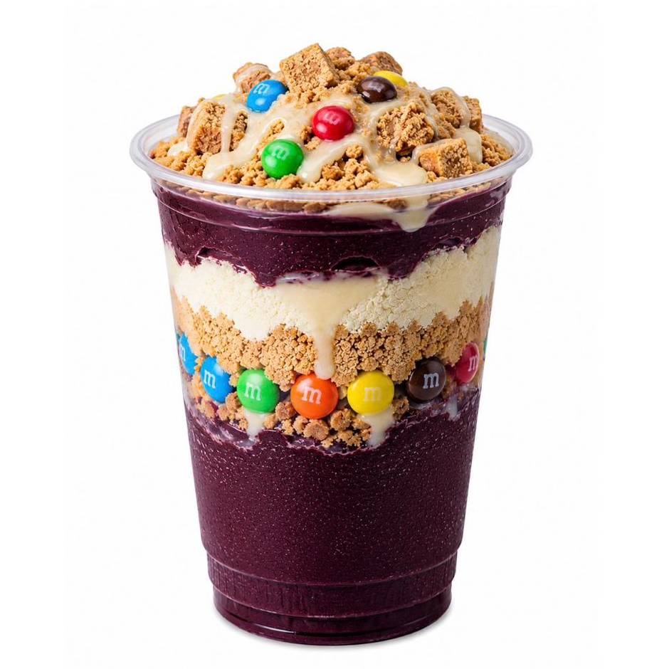 Seu delicioso açaí frutos de goiás no pote de 500 ml com seus complementos preferidos adicionados ao copo do açaí.
