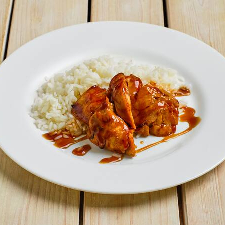 Frango grelhado ao molho barbecue, servido com arroz soltinho, feijão caseiro, fritas crocantes e salada fresca. Uma explosão de sabor em cada detalhe!