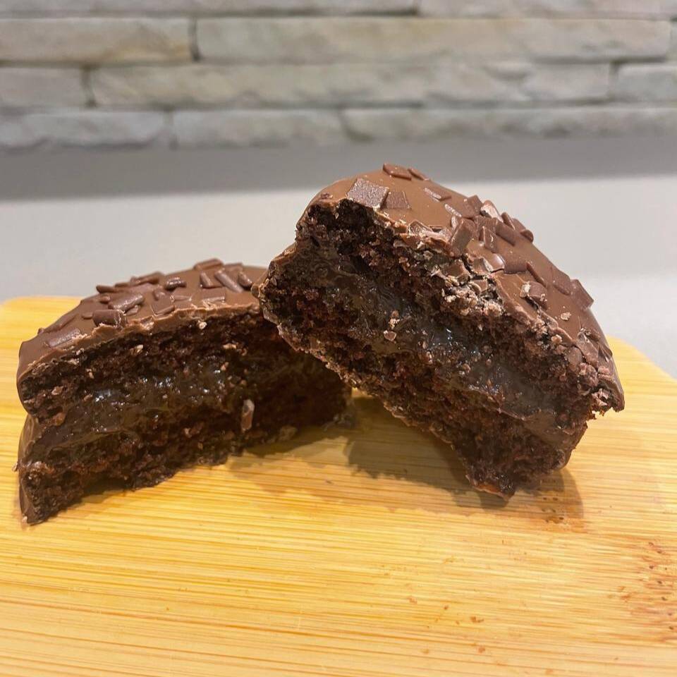 Pão de mel artesanal recheado com brigadeiro cremoso, feito com chocolate 50% e massa fofinha que desmancha na boca. Uma combinação irresistível para quem ama sabor e qualidade em cada mordida!