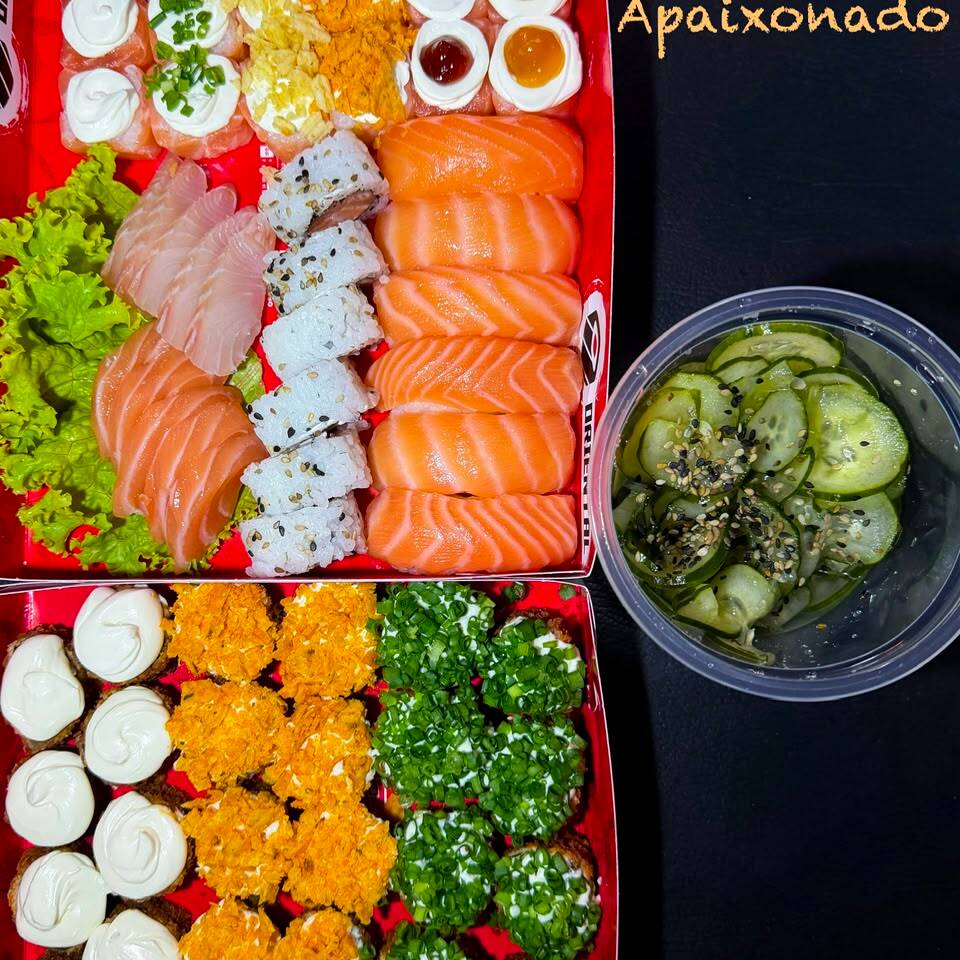 Combo One Premium - 40 peças
5 Fatias Sashimi Salmão
5 Fatias Sashimi Saint Piter (tilápia)
6 Niguiris Salmão
12 Joys Salmão (2 cream chesse, 2 cebolinha, 2 Doritos, 2 batata, 2 geleia de maracujá e 2 geleia de morango)
6 Uramakis Salmão
6 Hossomakis Salmão
COMBO SÓ HOT 24 PEÇAS
8 Hot Roll Doritos
8 Hot Roll Cebolinha
8 Hot Roll Cream Chesse
Sunomono 200g