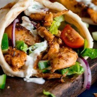 Shawarma de Frango:Acompanhamento: Acompanhamento, : Alface , Pepino, tomate, cebola roxa, coentro e pasta de alho dentro (Opcional)