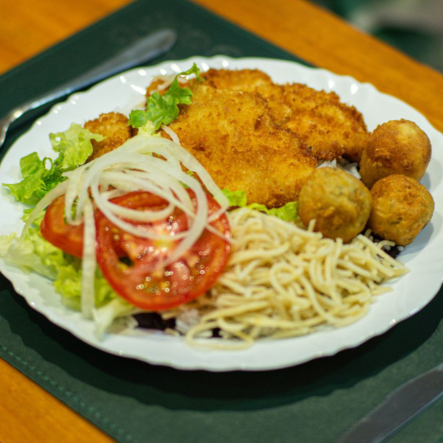 Escolha até 2 pedaços de proteína do dia e mais 3 acompanhamentos.