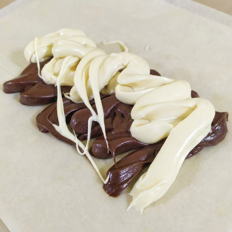 Olhe a foto e se delicie. Creme de avelã com esse chocolate branco jogado por cima fica uma tentação. Prove