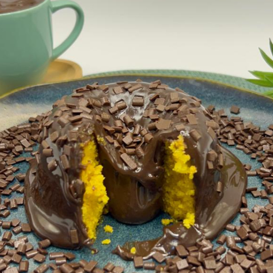 Um bolinho feito só pra você: massa fofinha com sabor à sua escolha e recheio vulcânico, transbordando cobertura cremosa no topo! Monte do seu jeito: escolha a massa, a cobertura e aproveite uma sobremesa quente, marcante e totalmente personalizada. Perfeito para quem não abre mão de sabor e exclusividade!