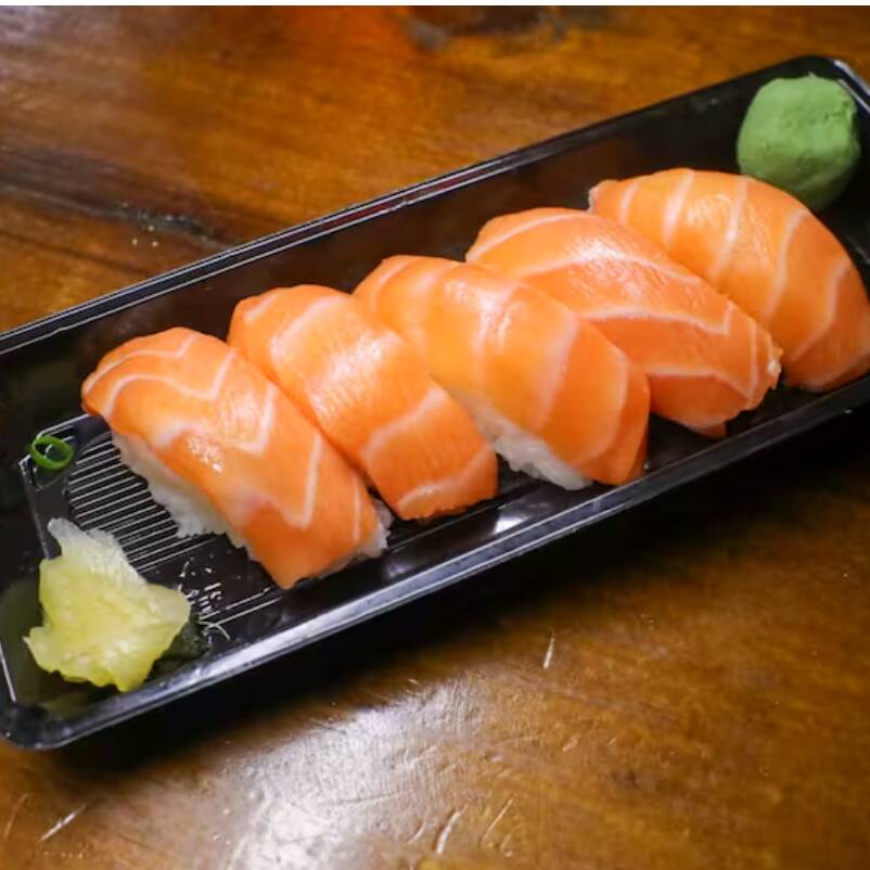 Delicie-se com nosso irresistível Nigiri de Salmão! 6 unidades fresquinhas, perfeitas para saborear a qualquer hora. Acompanha 2 molhos Shoyo, 2 molhos Tarê e um hashi para uma experiência completa e autêntica. Aproveite!