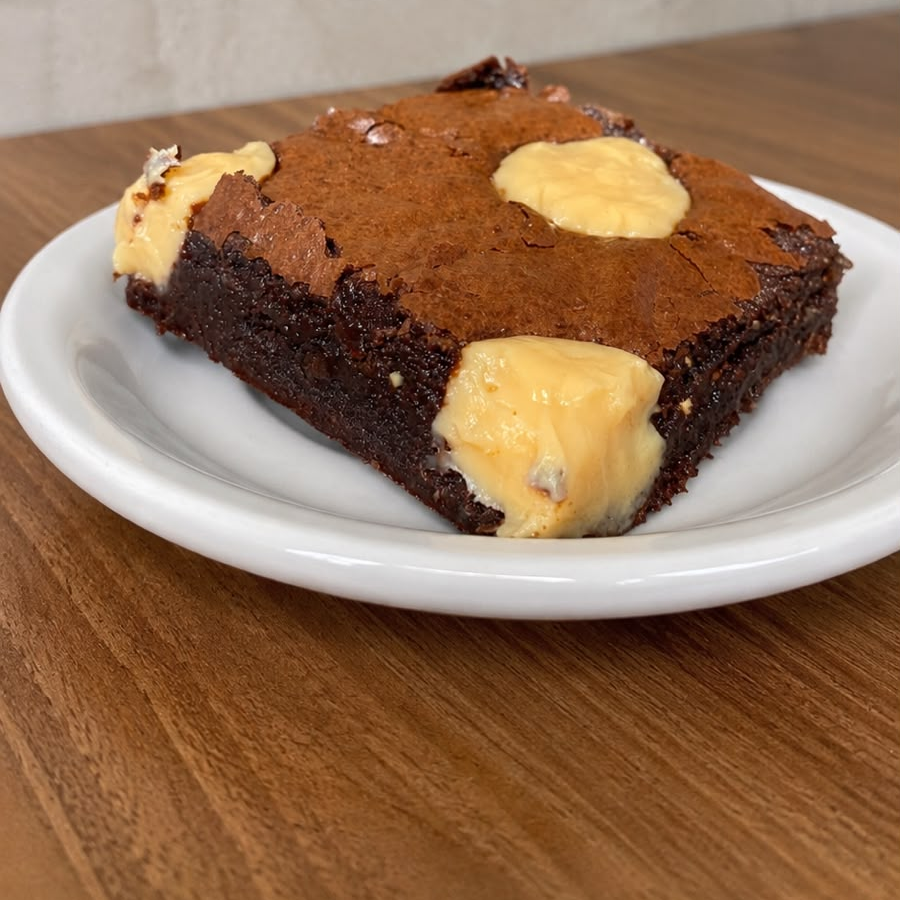 Brownie de chocolate macio e chocolatudo, com um delicioso brigadeiro branco cremoso. Uma combinação irresistível!