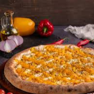 Massa artesanal, Molho artesanal, mussarela, frango, cheddar e orégano.