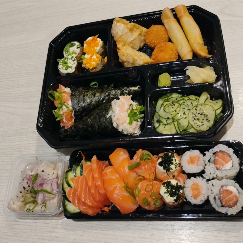 Delicioso combo variado uma explosão de sabor contendo 4 sashimis salmão,2 niguiri salmão,2 hosomaki de salmão, 2 jhous salmão,2 jhous couve crisp, 2 uramaki salmão 1 Ceviche, 1 sunomono, 2 temakis 100g um cru e um grelhado 4 hots sortidos 2 croquete de salmão 2 guioza de salmão 2 harumaki de queijo!!! E muita coisa!!!