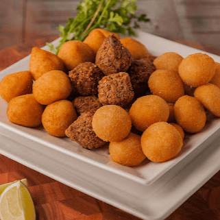 40 Mini Salgados à sua escolha, perfeitos para dividir a dois! Variedade, sabor e aquela combinação que agrada todo mundo. (Aproximadamente 30 Gramas Cada Unidade!)