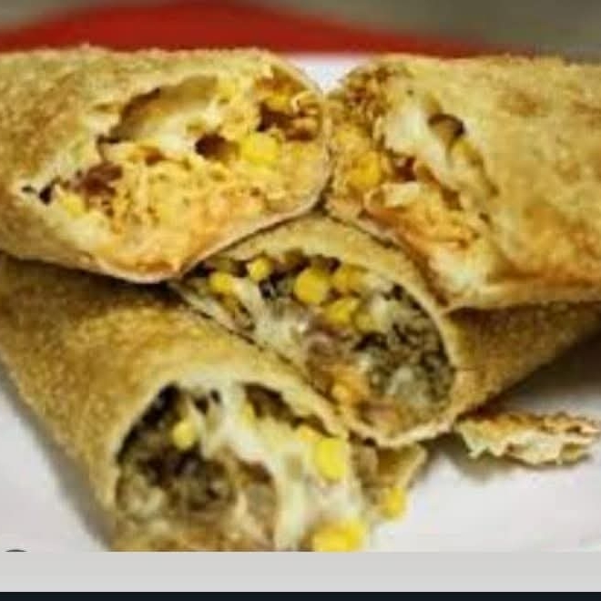 Frango, carne, bacon, linguiça, queijo mussarela, queijo minas, tomate, cebola, cheiro verde, azeitona, alho torrado, oregano, passas, ovo de codorna, catupiry original, cheddar, milho e ervilha.