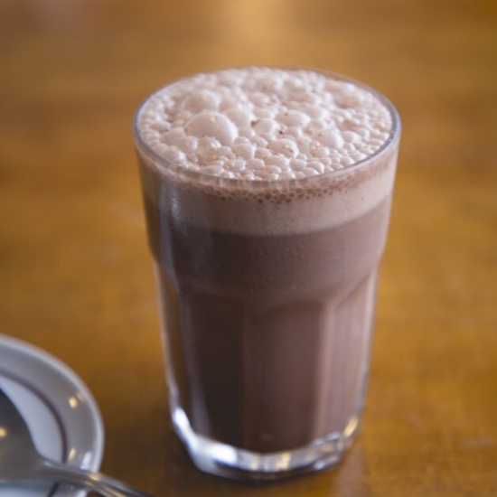 Chocolate batido cremoso e irresistível, preparado com leite fresco e chocolate de qualidade.