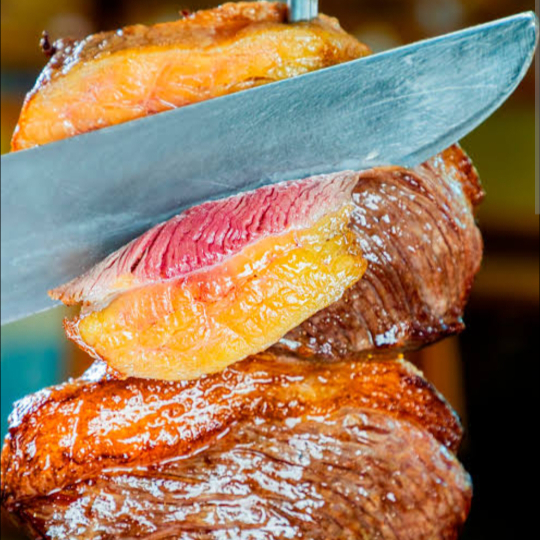 Arroz , Feijão caldo ou tropeiro , macarrão, farofa , frituras , verduras , churrasco e salada + bebida