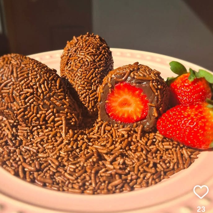 Morango selecionado, envolto de um delicioso brigadeiro de chocolate e finalizado com granulados tradicional.