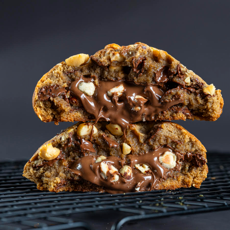 Aquele sabor natalino já vem chegando por aqui! Monster cookie lançamento de 200g feito na massa de baunilha com pedaços de avelã e gotas de chocolate. Recheado com Nutella "crocante" com pedaços de avelã!
