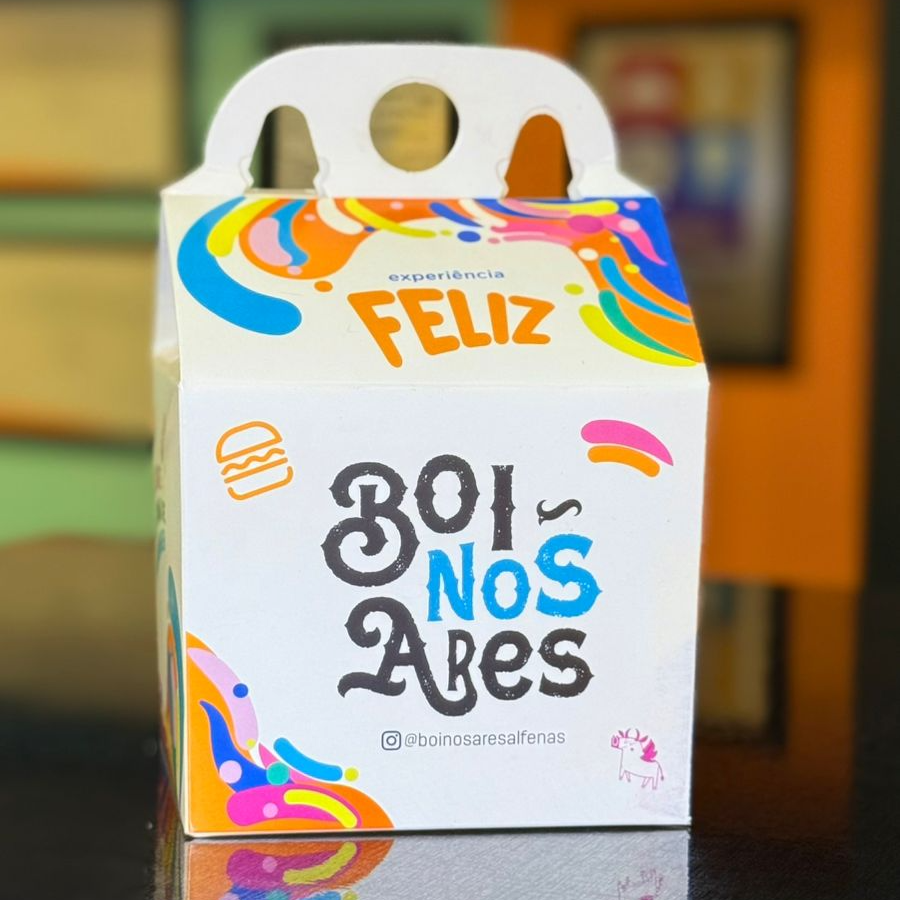 Pão macio chapeado, hambúrguinho bovino artesanal suculento, e queijo mussarela. e rodelinha de tomate
Acompanha: 1 mini refri
(uma) Surpresinha para menino ou menina (especifique).
1 chocolate ou doce do dia