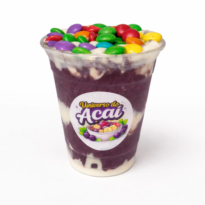 A união da nossa base de açaí com a cremosidade irresistível do Creme de Ninho. Para completar, a doçura da banana e o frescor do morango picadinho. O toque final? Uma decoração caprichada com confetes coloridos que trazem alegria e crocância para o seu copo!