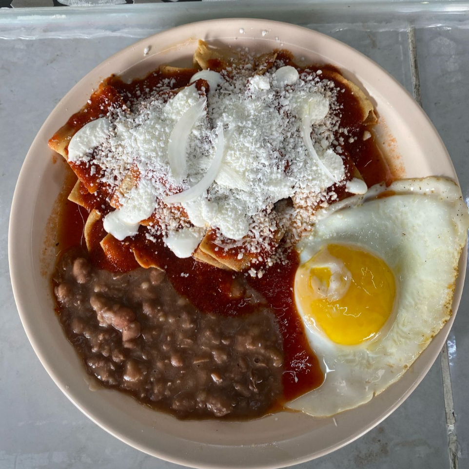 Chilaquies Rojos con Huevo al Gusto