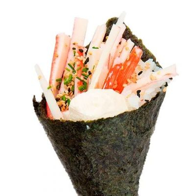 Alga em formato de cone, arroz, kani, cream cheese e cebolinha