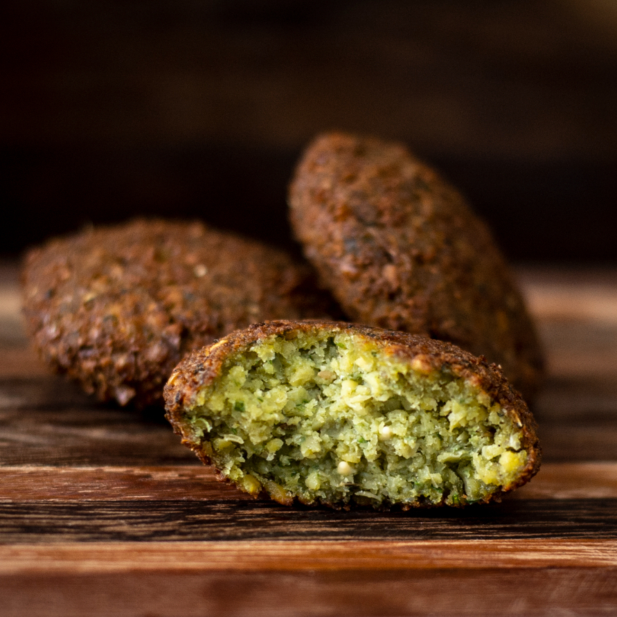 Bolinho artesanal de grão de bico frito e temperado com mix de especiarias.